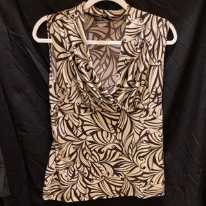 ‼️Close Out‼️Sleeveless scoop neck top, beautiful, soft fabric.